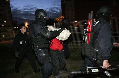 Nakonec na policii skonilo osm mladík, vetn jednoho teprve patnáctiletého. Ilustraní foto.