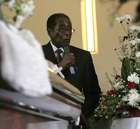 Robert Mugabe pi bohoslub za premiérovu manelku Susan Tsvangiraiovou (10. bezna 2009)