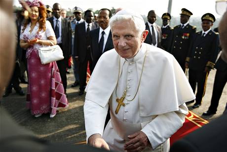 Pape Benedikt XVI. po píletu do Kamerunu (17. bezna 2009)