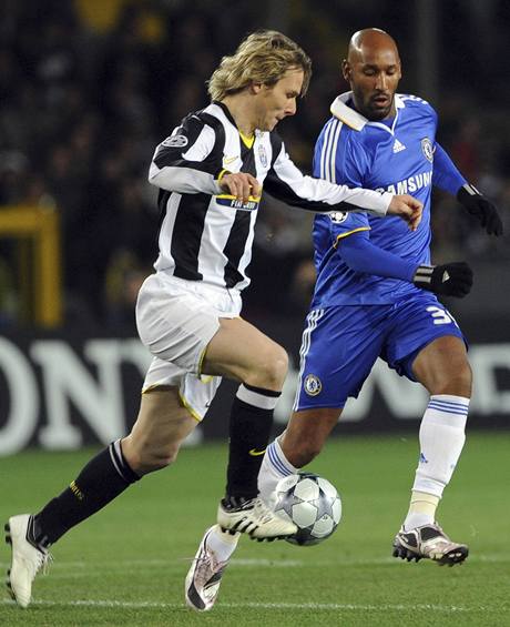 Osudný stet. Pavel Nedvd z Juventusu (vlevo) po souboji s Nicolasem Anelkou z Chelsea musel kvli zranní stídat u ve 13. minut.