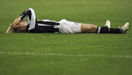 OPORA V BOLESTECH. Pavel Nedvd, záloník fotbalového Juventusu, leí na trávníku.