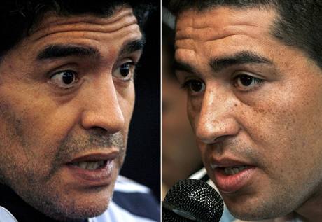 HVZDY VE SPORU. Diego Maradona (vlevo)  a Romn Riquelme.