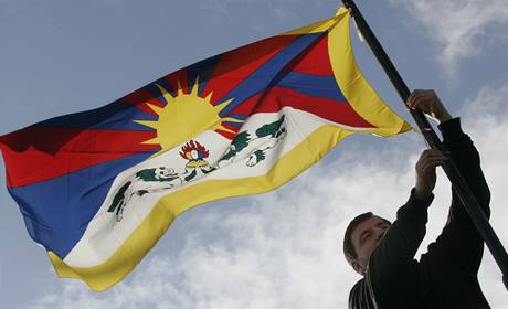editel mstskch kin Josef Korvas v vlajku Tibetu na kino Hvzda v Uherskm Hraditi (10. 3. 2009)