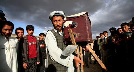 Afghnistn. V Afghnistnu jet najde prci poulin fotograf. Jeho profese i typ kamery, kterou ji provd, z Evropy nenvratn zmizely...