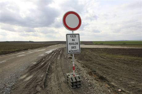 Kvli pinavým silnicím od nákladních automobil je mezi Níkovicemi a Váanami nad Litavou vjezd jen na povolení obce