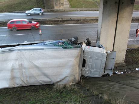 Jihomoravtí hasii zasahovali u dopravní nehody kamionu na dálnici D1 (13. bezna 2009)