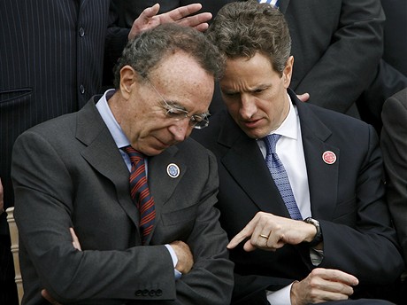 Americký ministr financí Timothy Geithner (pravo) a éf mexické centrální banky Guillermo Ortiz pi fotografování na schzce G20.