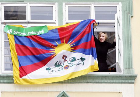 Zelení moná pít vyvsí tibetskou vlajku na "k tomu zvlá urené stoáry nebo erd."