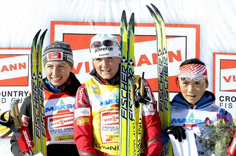 Stupn vítz po závod SP na 30 km en v Trondheimu; zleva: Kowalczyková, vítzka Majdiová a Iidaová