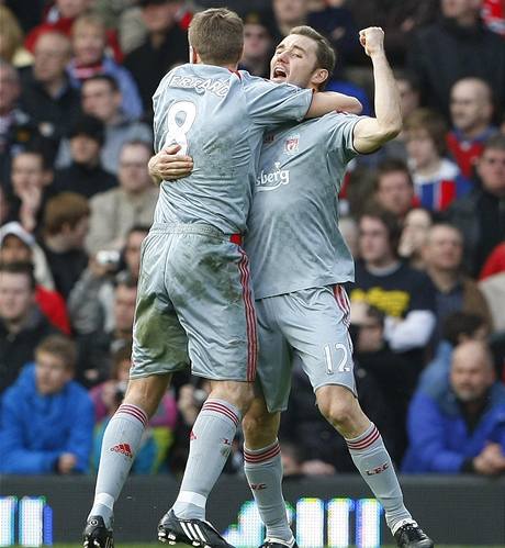 Liverpool: Gerrard (zády) a Aurelio se radují z gólu