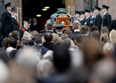 Poheb irského policisty Stephena Carrolla, kterého zabili pívrenci odtpenecké skupiny Pokraování IRA. (13. bezen 2009)