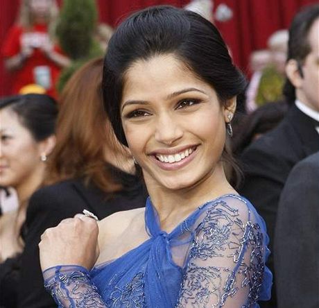 Freida Pinto dorazila na únorové udílení Oscar v modrých atech.