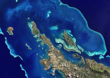 Rst hladin pi souasném trendu zatopí pobeí i malé ostrvky napíklad v Pacifiku. Zmní i pobeí jinak hornaté Nové Kaledonie (na satelitním snímku).