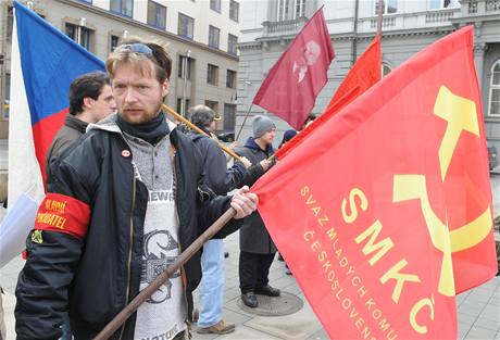 lenové a píznivci Svazu mladých komunist ped budovou Nejvyího správního soudu na Moravském námstí demonstrovali proti vzrstající faizaci spolenosti.