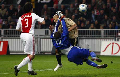 Mears z Olympique Marseille skóruje do sít Ajaxu.