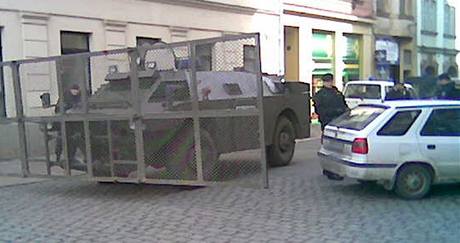 V plzesk Riegerov ulici stoj policejn obrnn transportr