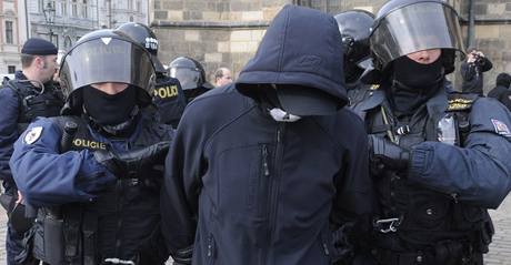 Policie zatkla neonacistu, který si protizákonn maskoval tvá.