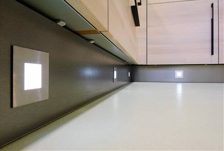 V soklu je bezpenostn LED osvtlen kuchysk podlahy