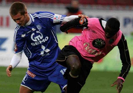 Olomouc - Boleslav:  Jakub Heidenreich (vlevo) ml na starosti bránní hbitého Francouze Alexandra Mendyho. 