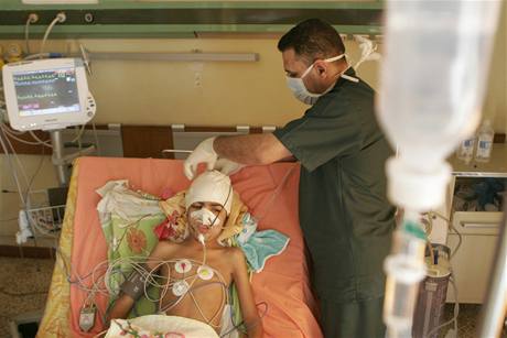 Lékai oetují po útoku v iráckém Abú Ghrajbu osmiletou dívku.