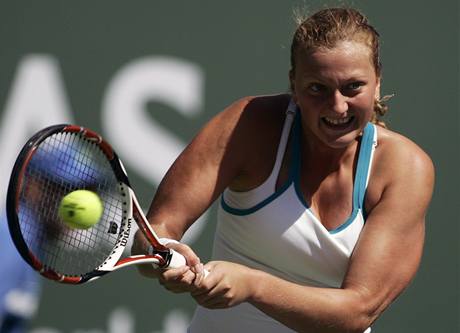 eská tenistka Petra Kvitová na turnaji v Indian Wells elí Vee Zvonarevové.