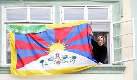 Tibetskou vlajku vyvsila Strana zelench i na Snmovn. Na snmku Kateina Jacques.
