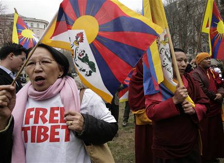 Protesty za Tibet ped ínskou ambasádou ve Washingtonu