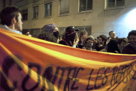 Kdy bohatí bohatli, chudí sice nechudli, avak nky mezi bohatými a chudými se znan rozíily. Ilustraní snímek ze studentské demonstrace v Paíi; bezen 2009.