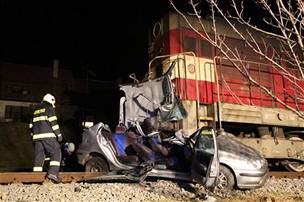Nehoda renaultu na pejezdu ve Starém Mst (17. bezna 2009)