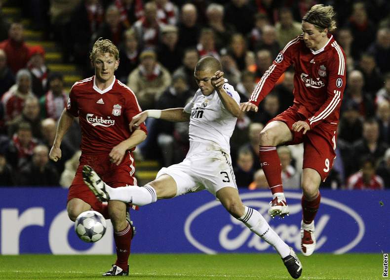 Liverpool - Real Madrid, domácí Torres (vpravo) a Kuyt (vlevo) svírají Pepeho.