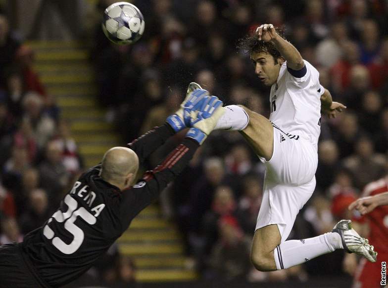 Liverpool - Real Madrid, domácí branká Reina zasahuje ped Raúlem.