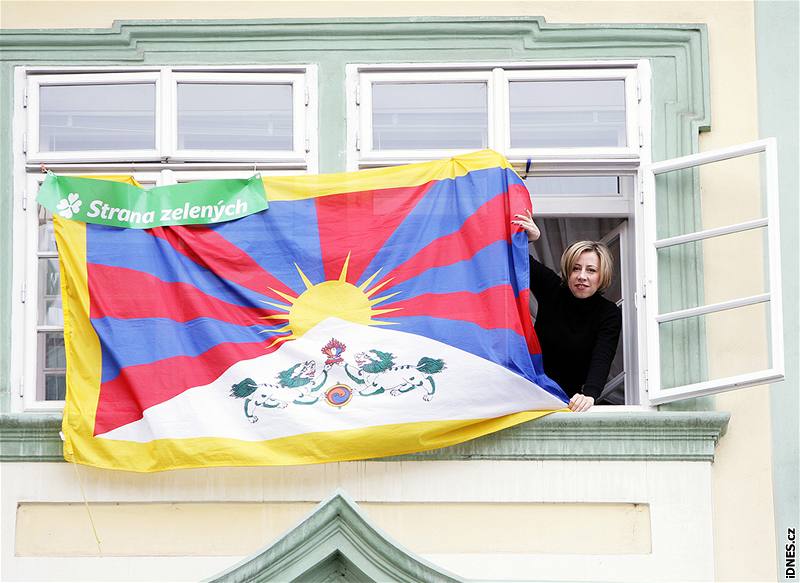 Tibetská vlajka v oknech poslaneckého klubu Strany zelených ve Snmovn (10. 3. 2009)