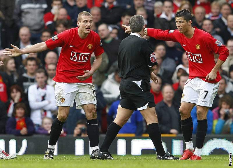 Manchester United: Ronaldo (vpravo) a Vidi diskutují s rozhodím poté, co byl Vidi vylouen
