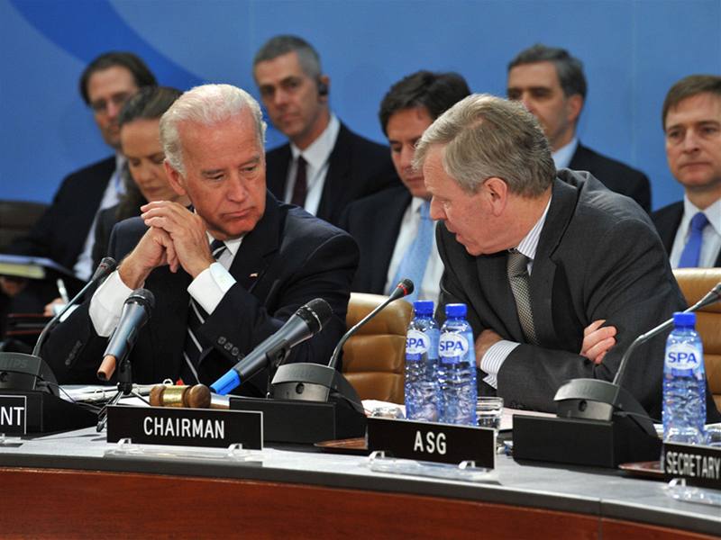 Americký viceprezident Joe Biden a generální tajemník NATO Jaap de Hoop Scheffer