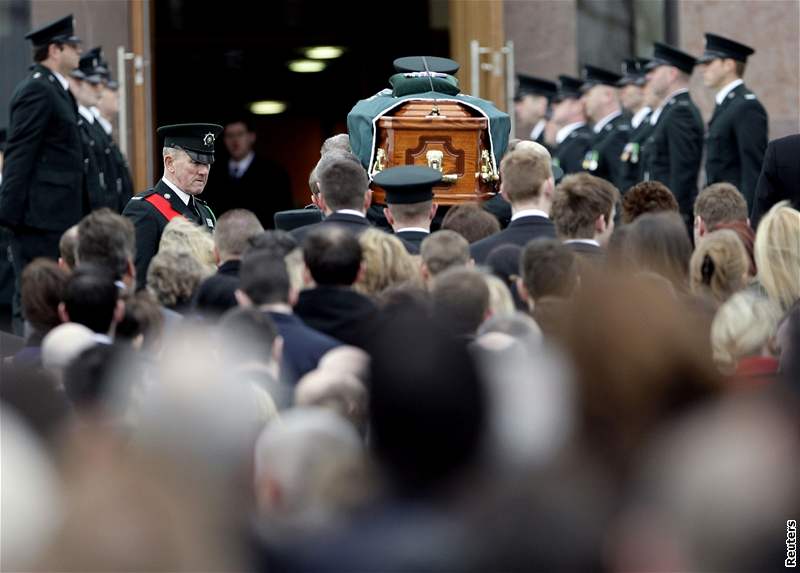 Poheb irského policista Stephena Carrolla, kterého zabili pívrenci odtpenecké skupiny Pokraování IRA. (13. bezen 2009)