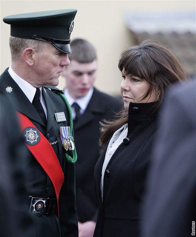 Poheb irského policisty Stephena Carrolla, kterého zabili pívrenci odtpenecké skupiny Pokraování IRA. Na snímku Kate Carrollová, manelka zavradného. (13. bezen 2009)