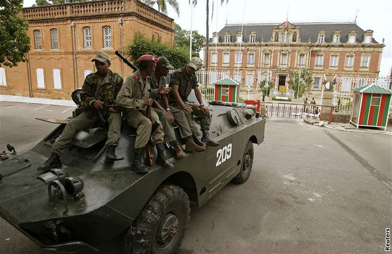 Vojáci ped prezidentským palácem ve mst Antananarivo. (17. bezen 2009)