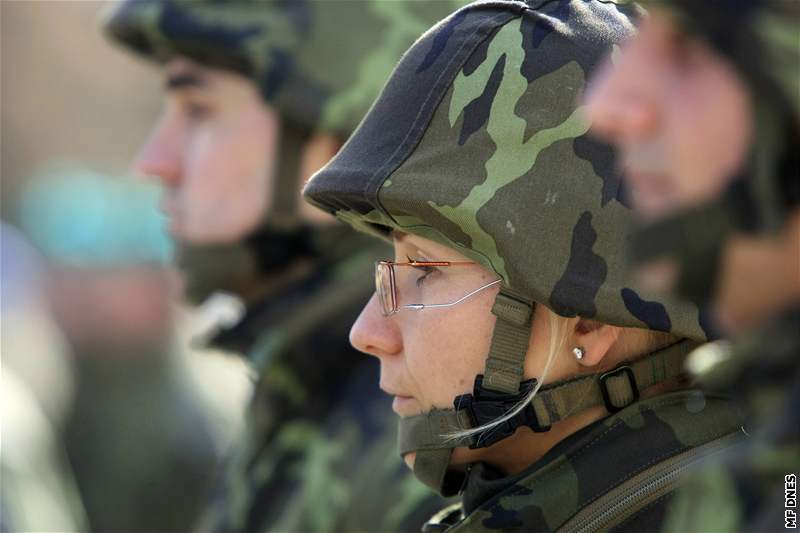Deset let vstupu eska do NATO si pipomnli vojáci ve Vykov slavnostním nástupem.