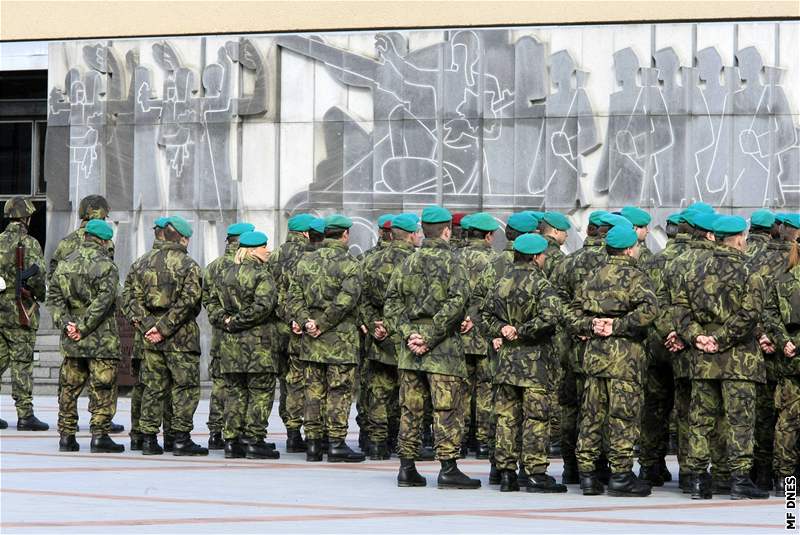 Deset let vstupu eska do NATO si pipomnli vojáci ve Vykov slavnostním nástupem.