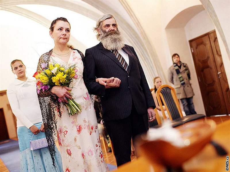 Bezdomovkyn Eva Holbusová se vdává za pítele z ulice Frantika Kittela