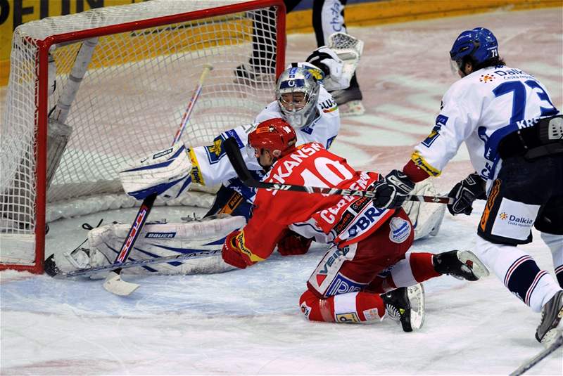 Slavia - Vítkovice; ervenka (uprosted) - tpánek, Krstev (vpravo)