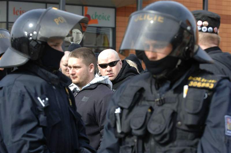 Neonacisté pochodovali centrem Plzn pi akci Protest proti sionismu. Hlídá je tká policejní technika.