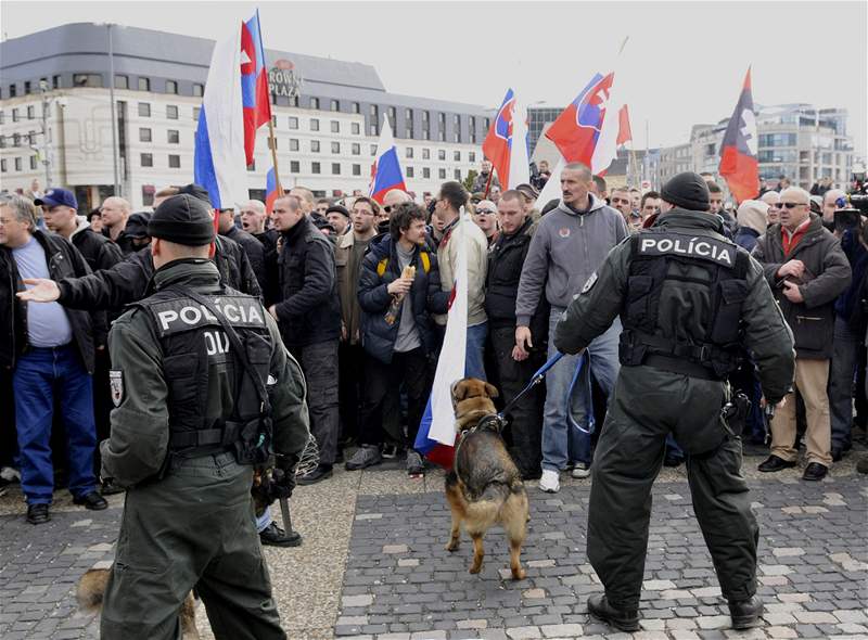Demonstraci slovenských neonacist rozehnala policie.