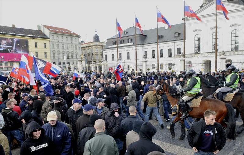 Demonstraci slovenských neonacist rozehnala policie.