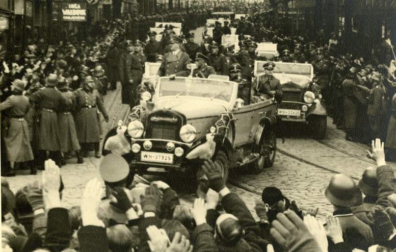 Je 17. bezen 1939 krátce po poledni a Hitlerova návtva Brna se chýlí ke konci. Ulice lemují kordony jásajících Nmc