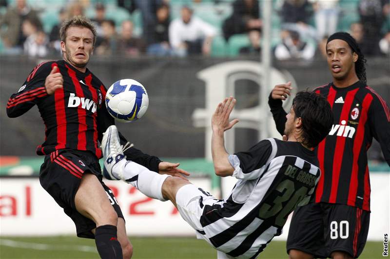 Siena - AC Milán: hostující Davi Beckham (vlevo) a Rolandinho pihlíejí nkám Christiana Del Grossa