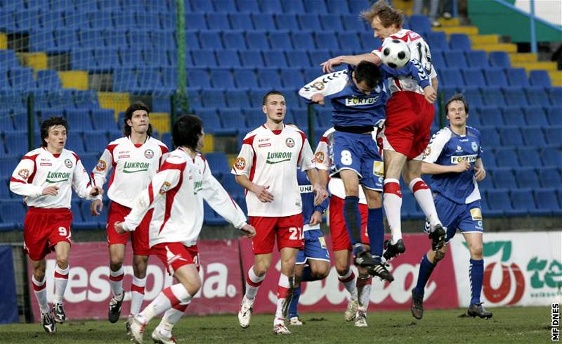 Zlín - Liberec: hlavikový souboj hostujícího Jiího Liky s Richardem Dostálkem