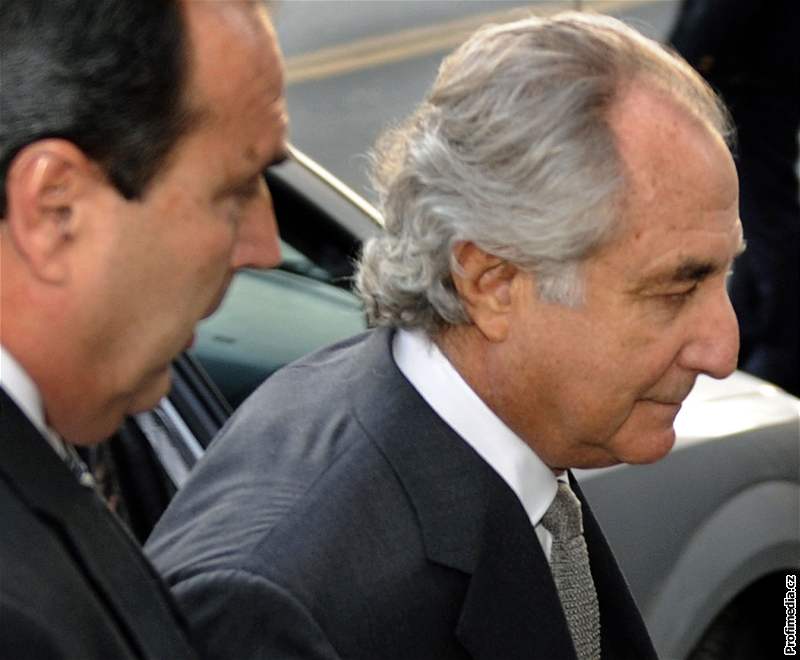 Bernard Madoff pichází k soudu