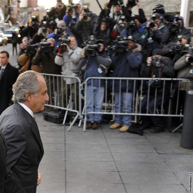 Bernard Madoff pichází k soudu