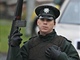 Policist v severoirskm mst Craigavon hldkuj na mst vrady jednoho z policist pouhch 48 hodin po atenttu na britsk vojky v hrabstv Antrim. (10. bezen 2009)